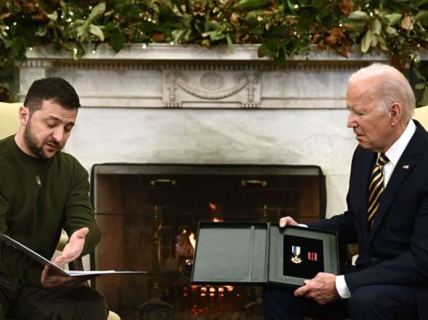 Fjalët e para të dy presidentëve pas takimit në Shtëpinë e Bardhë – Zelensky i dhuron Bidenit medaljen e një ushtari ukrainas