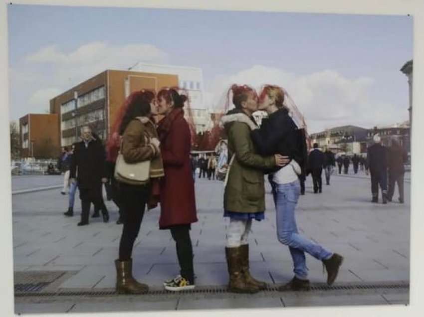 Dy çifte grash që puthen, Duda Balje reagon për fotografinë që bleu shteti: Ku është arti e kreativiteti?