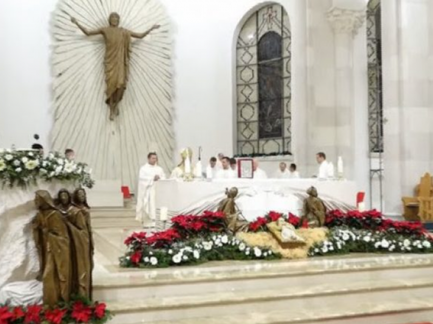 Sonte në katedralen Shën Nënë Tereza mbahet mesha solemne e Krishtlindjes