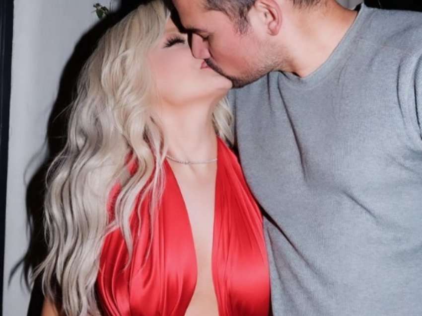 Bebe Rexha më e dashuruar se kurrë, poston foto duke u puthur me partnerin në rrjete sociale