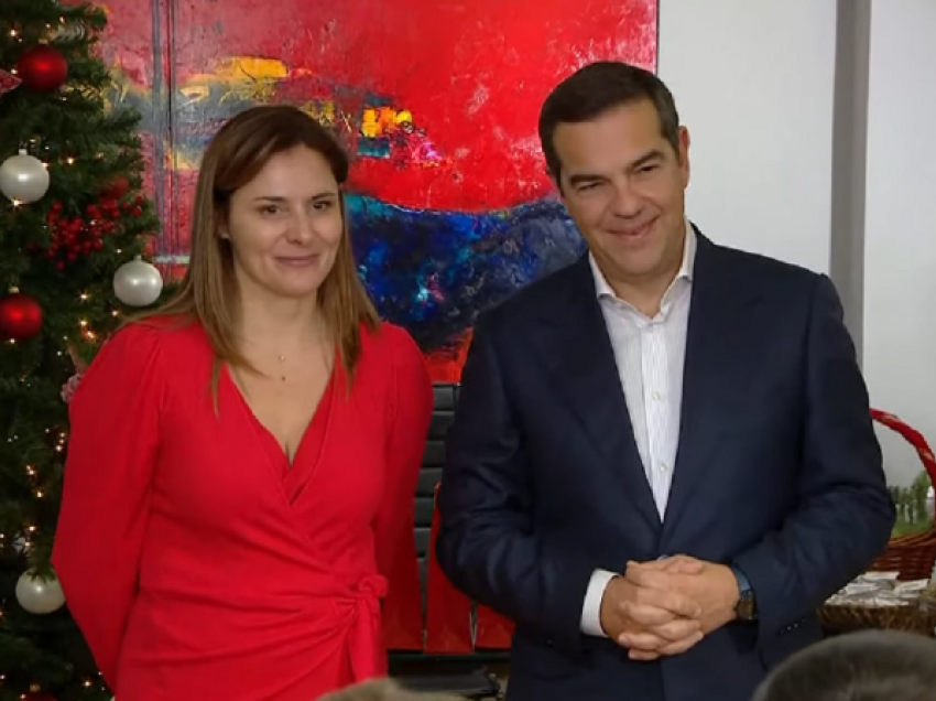 Tsipras pret në zyrë fëmijë të minoritetit grek në Shqipëri, tregon arsyen përse nuk pranoi ftesën e Ramës