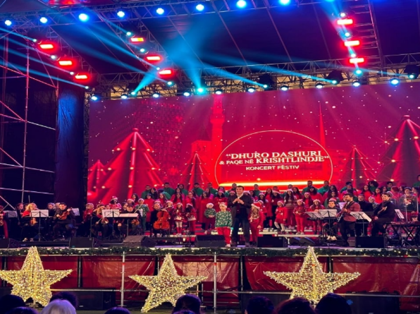 Koncert në vigjilje të Krishtlindjes, Veliaj nga sheshi “Skënderbej”: Të jemi të bashkuar 365 ditë të vitit