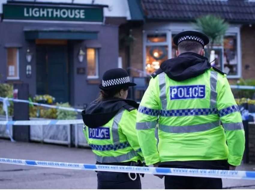 Të shtëna në një pijetore në Britani, policia në kërkim të të dyshuarit