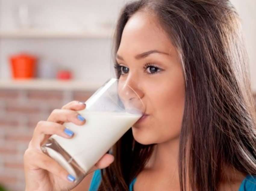Shkencëtarët thonë se qumështi rrit me 80 përqind rrezikun e kancerit të gjirit tek gratë