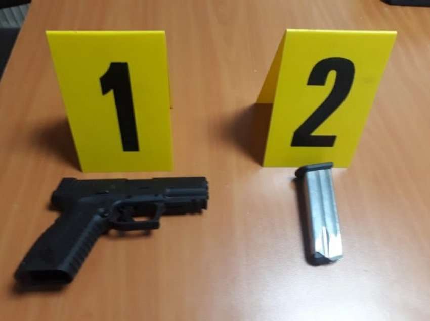 Policia në Vushtrri konfiskon dy armë, arrestohen dy persona