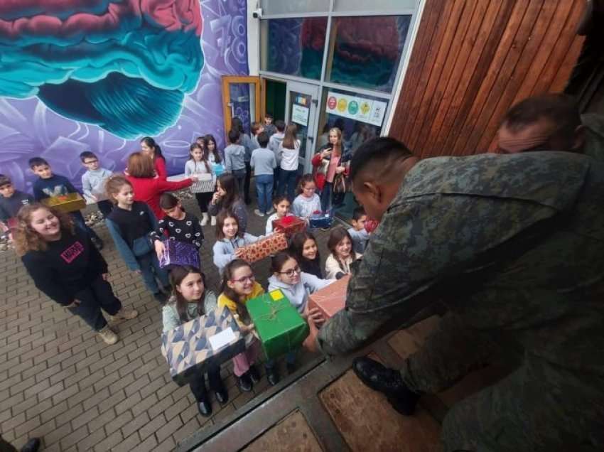 Mehaj shpërndan mbi katër mijë e 500 dhurata për fëmijë në Prishtinë