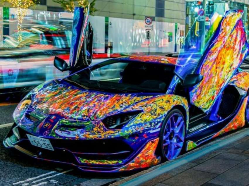 Artistja italiane duke “pikturuar” një Lamborghini Aventador SVJ në rrugë