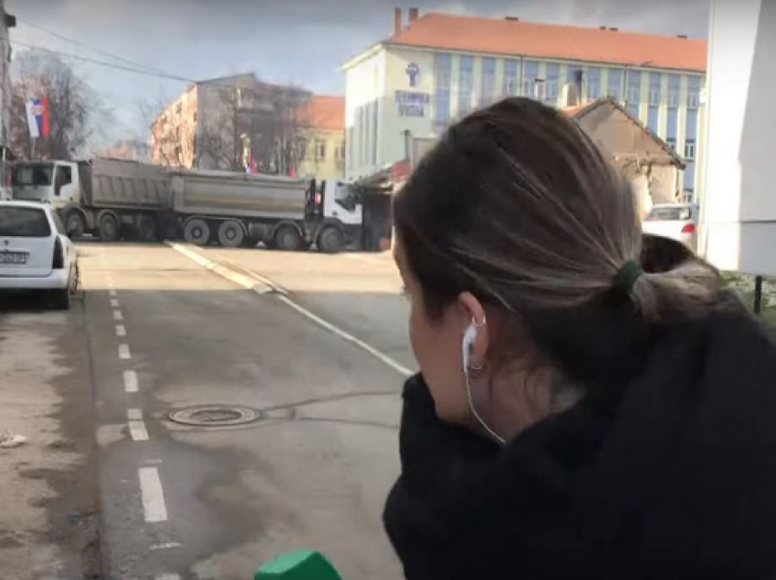 Tensionet në veri të Kosovës/ Po zhvillonte lidhje direkte, sulmohet gazetarja e Top Channel në Mitrovicë