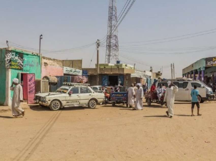 ​Të paktën 16 persona humbën jetën kur një autobus goditi një kamion të parkuar në Sudan