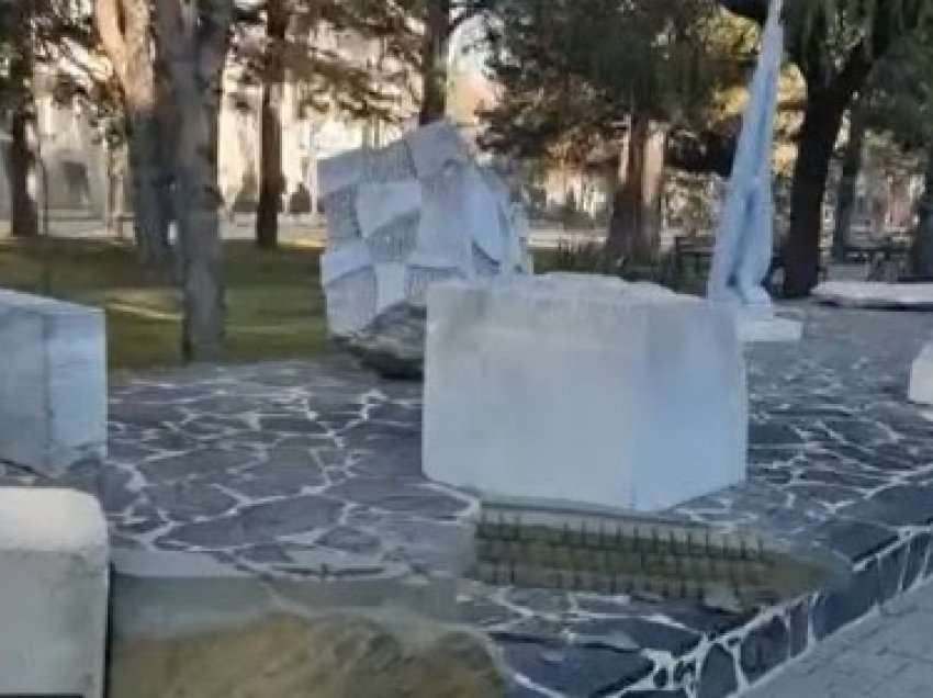 Dëmtohen skulpturat e parkut të qytetit të Korçës