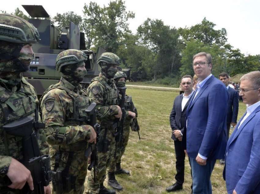 Ish-shefi i ushtrisë serbe tallet me Vuçiqin