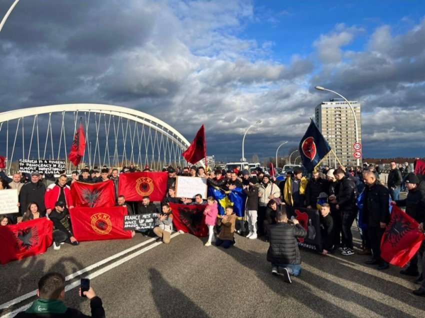 Mërgimtarët bllokojnë urën e Evropës 