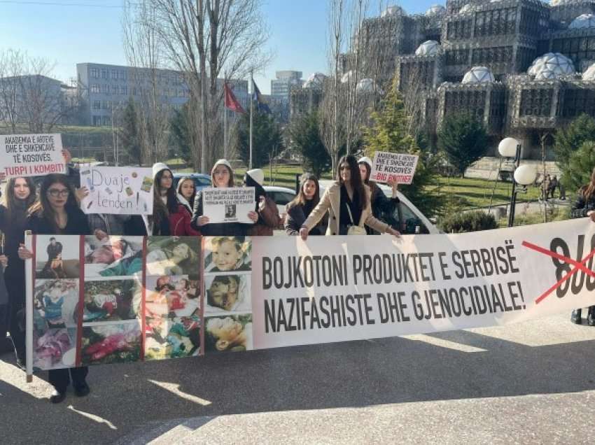 ​Me plis në kokë studentët e UP-së protestojnë për bojkotimin e produkteve serbe