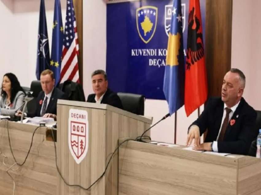 ​Komuna e Deçanit mbështet kërkesën që lulëkuqja të bëhet simbol i përkujtimit të gjenocidit në Kosovë