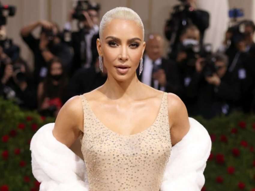 Kim Kardashian zbulon se pse punonjësit e saj kanë një kod veshjeje 