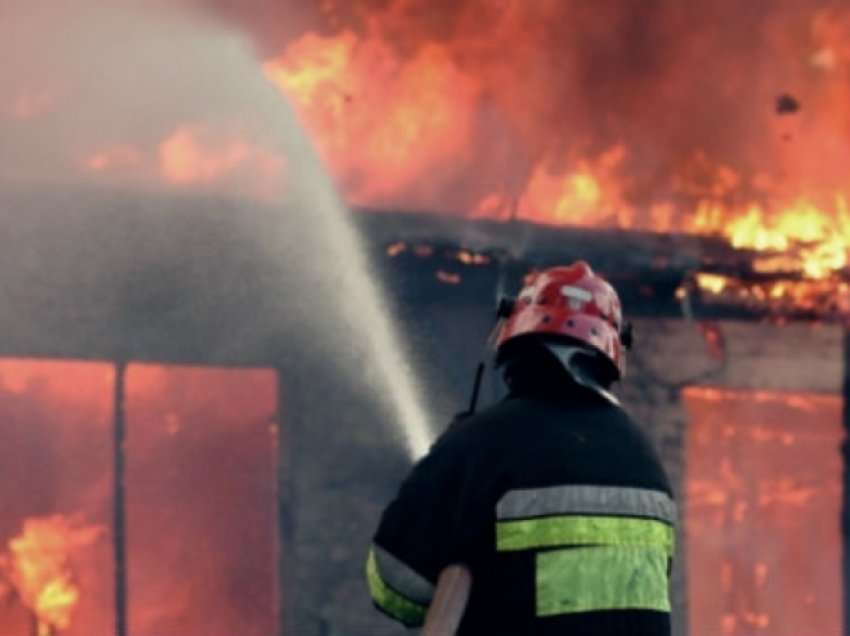 Përfshihet nga flakët një pus nafte në Vlorë, 3 automjete të zjarrfikëses në vendngjarje