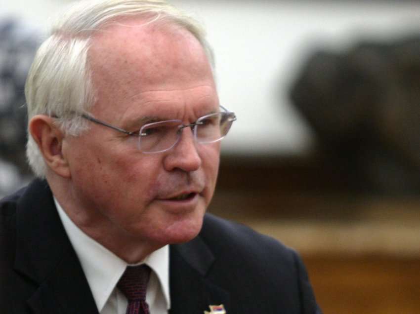 Ambasadori amerikan, Hill: Më vjen keq që u bombardua Serbia