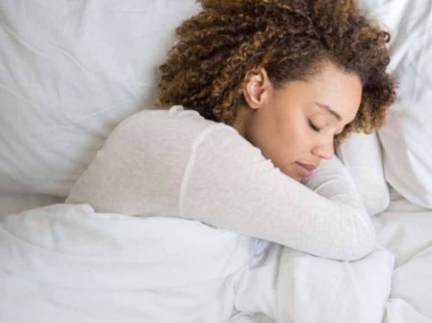 Çfarë rrezikoni nëse flini më shumë se 8 orë?!