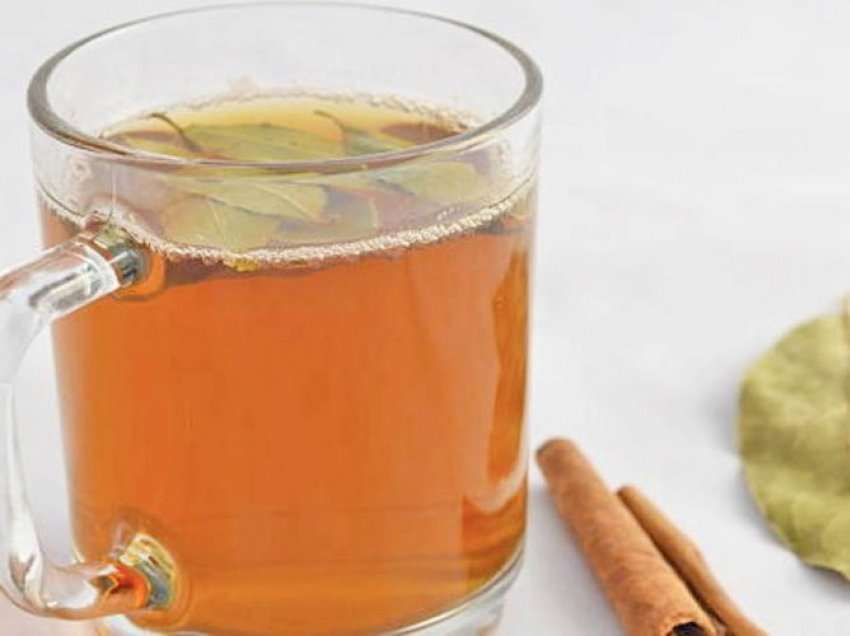 Çaji i dafinës me kanellë për rënien e shëndetshme nga pesha