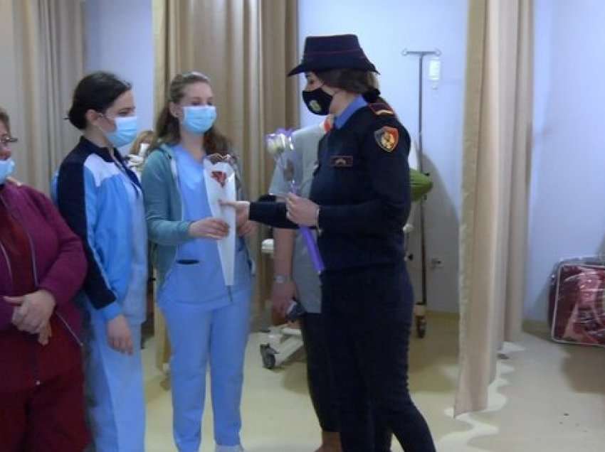 Një trëndafil për çdo pacient, policia u jep kurajo personave me sëmundje tumorale