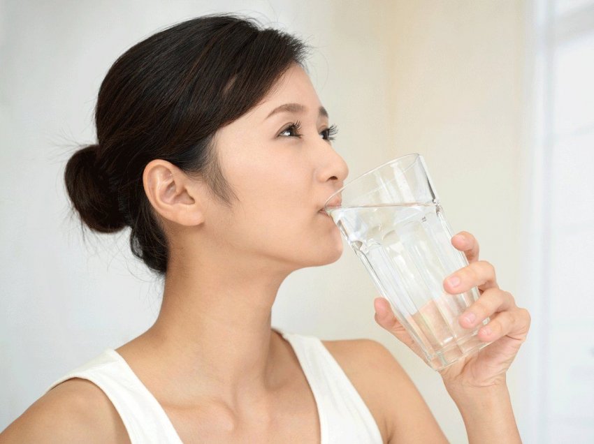 Me terapinë japoneze të ujit mund të humbni ca kile