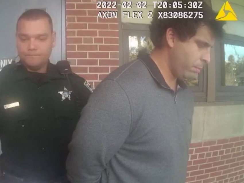 Puthi nxënësen e tij në klasë, arrestohet mësuesi i matematikës