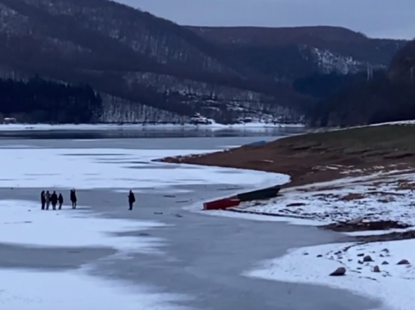 Vizitorët rrezikojnë jetën duke bërë fotografi mbi akullin e hollë të Liqenit të Batllavës