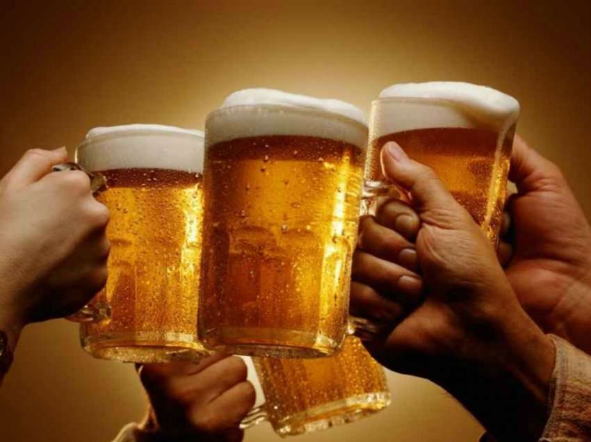 Një gotë birrë e mban të fortë shoqërinë mes burrave