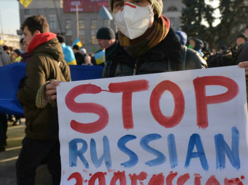 Në qytetin afër kufirit, ukrainasit kanë protestuar kundër kërcënimit rus