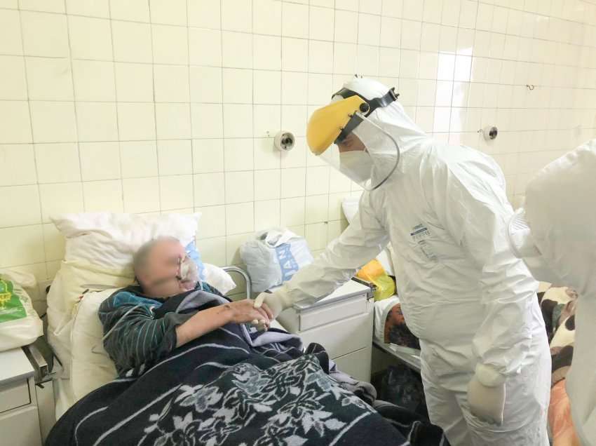 Sali me skafandër viziton të infektuarit me koronavirus në Spitalin e Velesit