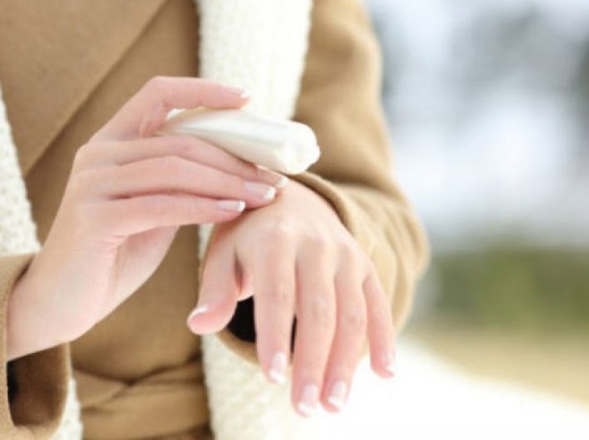 Si të kujdeseni për duart tuaja nga i ftohti apo era e fortë?