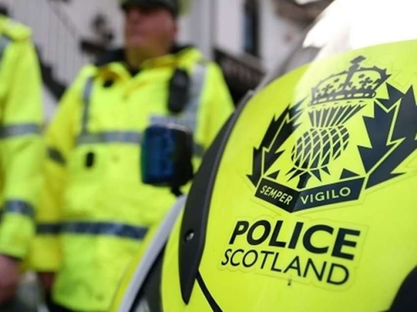 Mashtruesit që paraqiteshin si oficerë policie vodhën 25,000 paund në Skoci