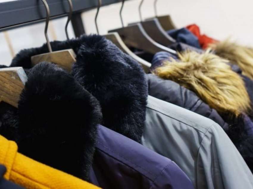 Këto ngjyra nuk duhet të jenë në rrobalarëse: Si mirëmbahen siç duhet xhaketat e dimrit?