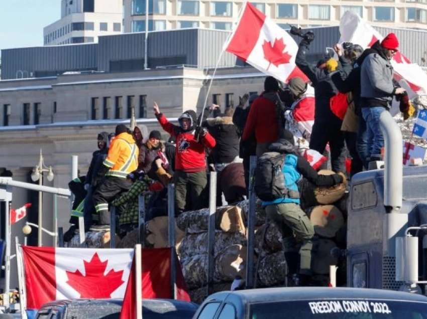 Kryeqyteti i Kanadasë shpall gjendjen e jashtëzakonshme si përgjigje ndaj protestave të shoferëve të kamionëve kundër kufizimeve mbi Covid-19