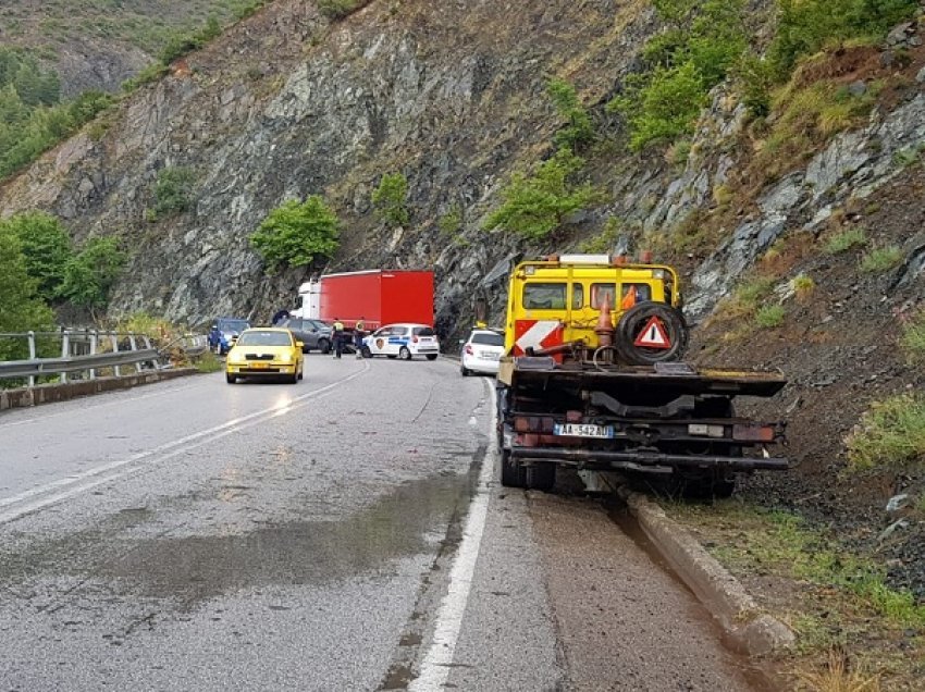 Rruga e aksidenteve/ Makina humbet kontrollin për shkak të lagështisë në aksin Librazhd-Elbasan