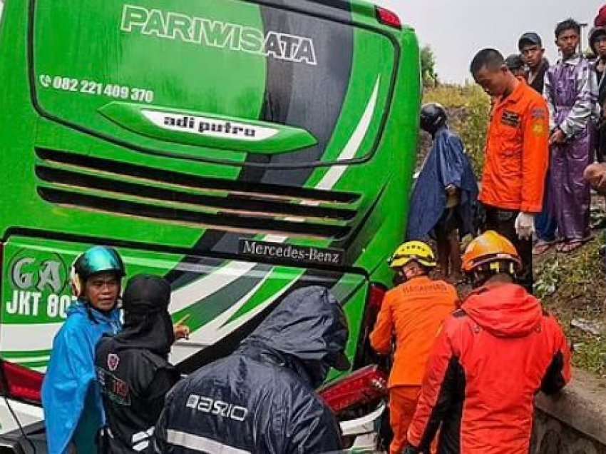 Përplaset autobusi në Indonezi, 13 të vdekur dhe dhjetëra të lënduar 