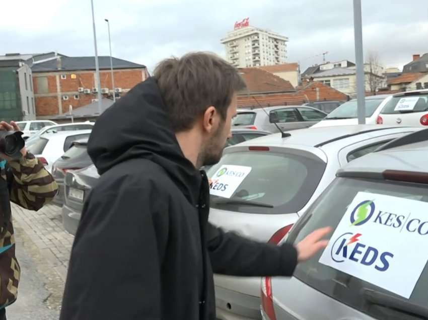 PSD-ja ngjit logo të KEDS-it nëpër veturat e parkuara te qeveria