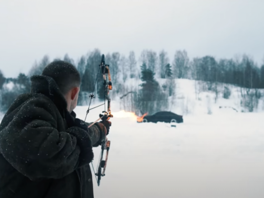 Vlogeri rus qëllimisht shkatërron BMW M5, e spërkat me benzinë dhe e godet me shigjetë me zjarr  