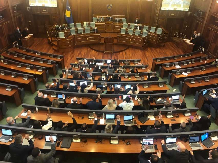 Shumica e deputetëve bojkotojnë Kuvendin, dështon të mbahet seanca e re plenare 