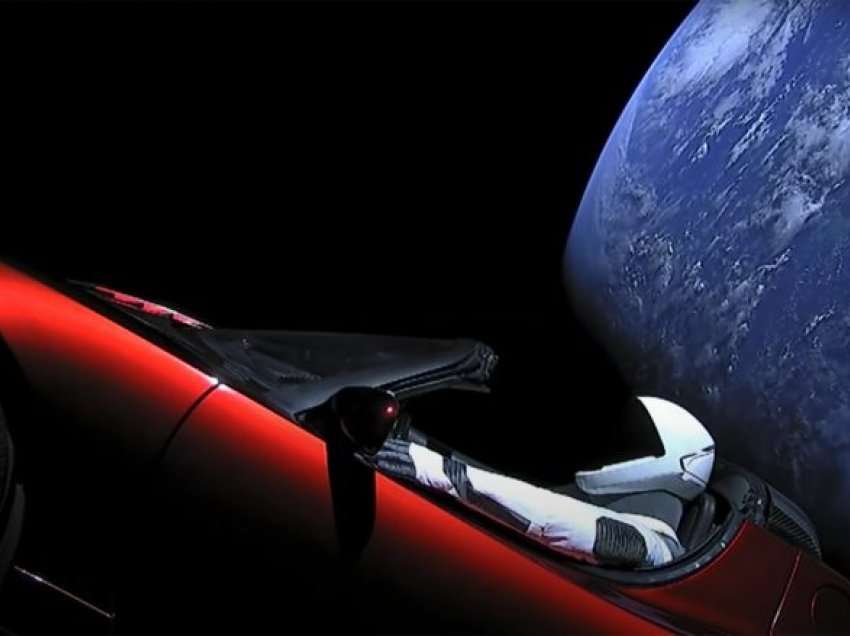Musk dërgoi katër vjet më parë një veturë Tesla në hapësirë – por ku është ajo tani?