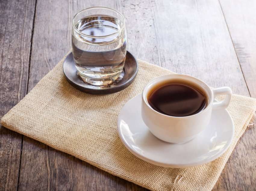 A duhet pirë ujë pas kafes?