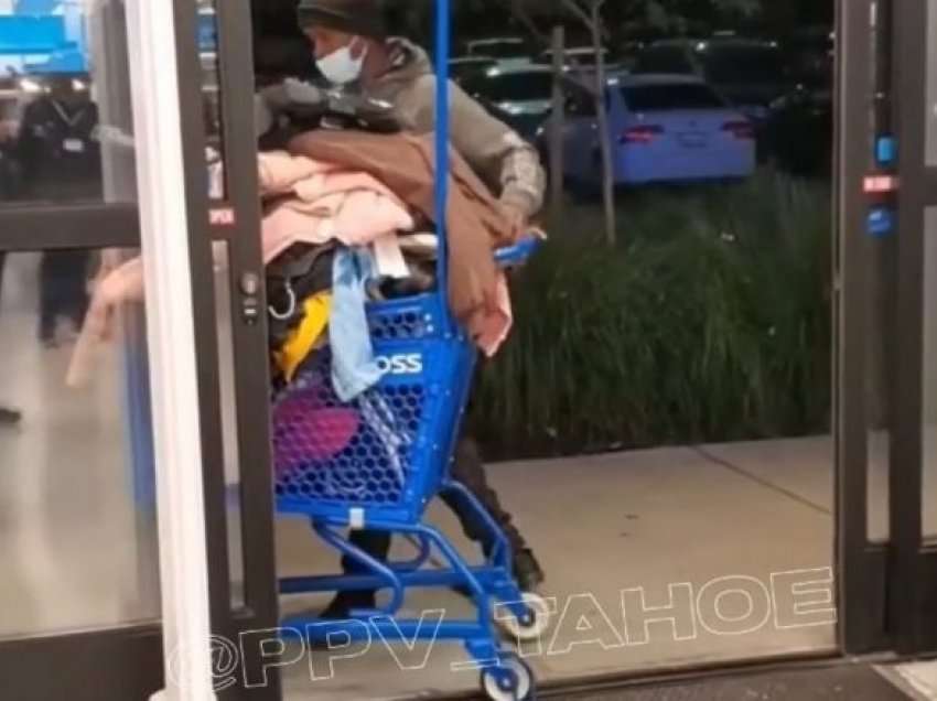 Hajduti në Kaliforni del nga dyqani me një karrocë plotë veshje