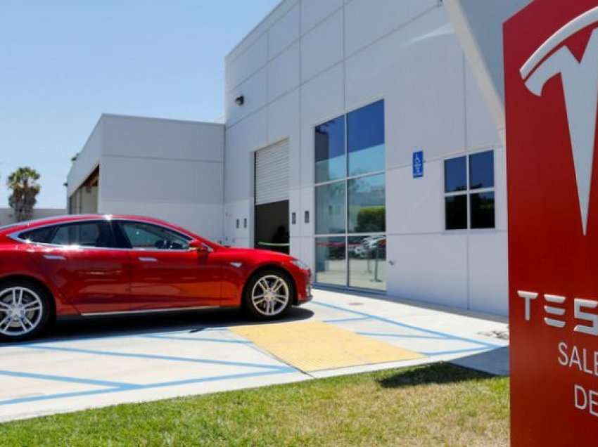 Tesla tërheq 26,681 automjete në SHBA për shkak të softuerit për “shkrirjen” e xhamit të përparmë