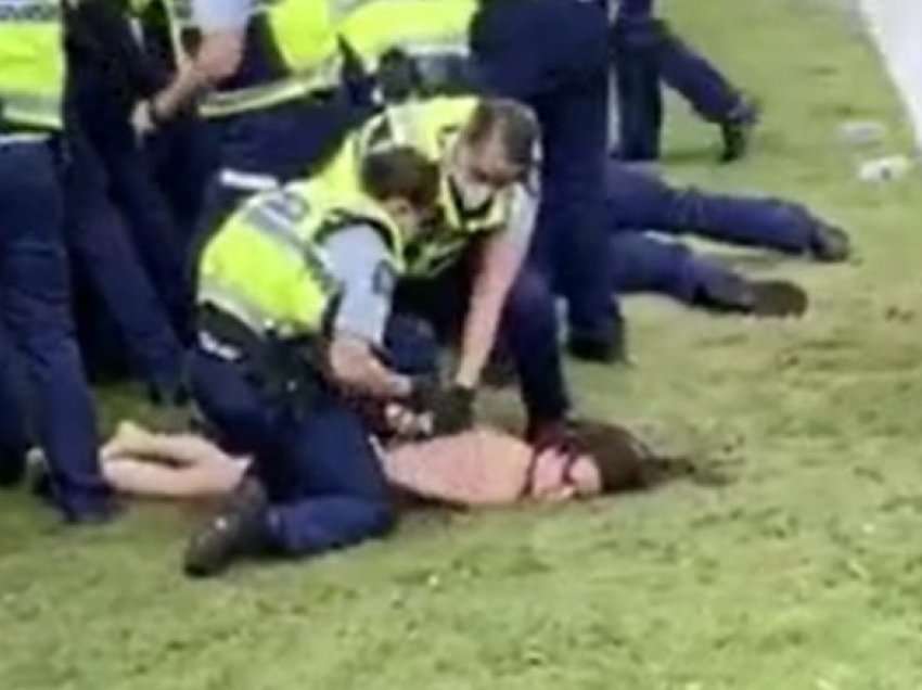 Policia tërheq nga flokët një grua lakuriq në protestat e Zelandës së Re
