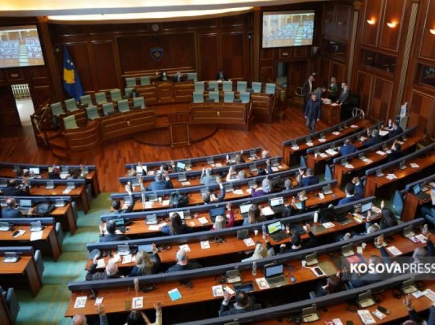 ​Deputeti Haxhiu ngre dyshimet për vaksinat pa afat, reagon kryeparlamentari Konjufca