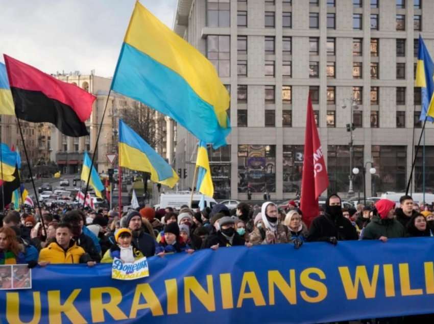 Mijëra vetë në marshim në Kiev përballë kërcënimit rus: Paniku është i padobishëm, do të luftojmë për pavarësi
