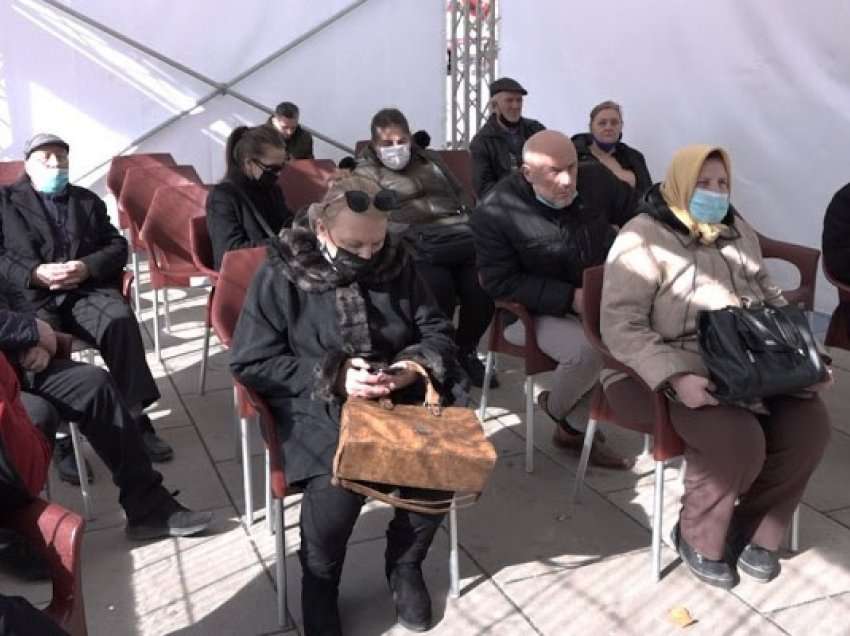 ​Qytetarët shprehin interesim për vaksinim në sheshin e Prishtinë