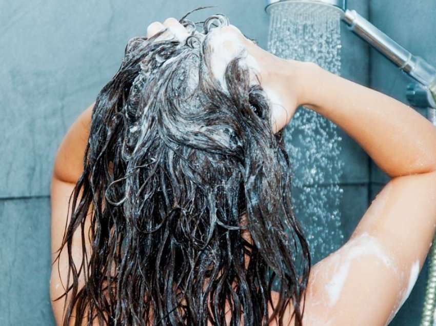 Sa herë në javë është e shëndetshme që flokët të lahen?
