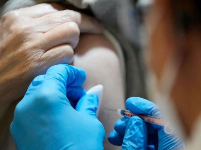 Suedia rekomandon dozën e katërt të vaksinës për të moshuarit