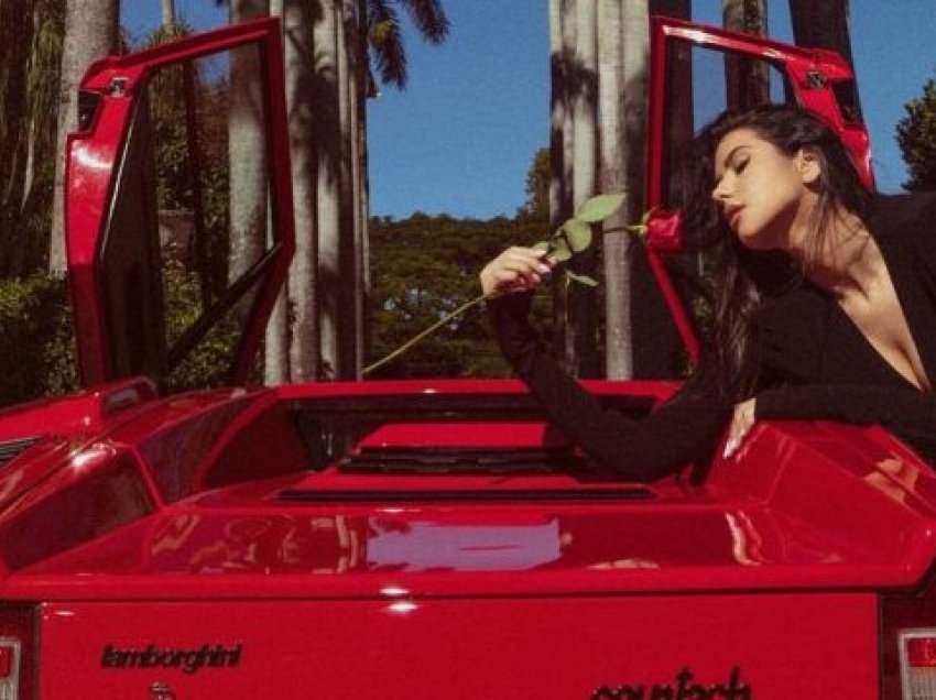 Jehona për Shën Valentin pozon mbi një Lamborghini